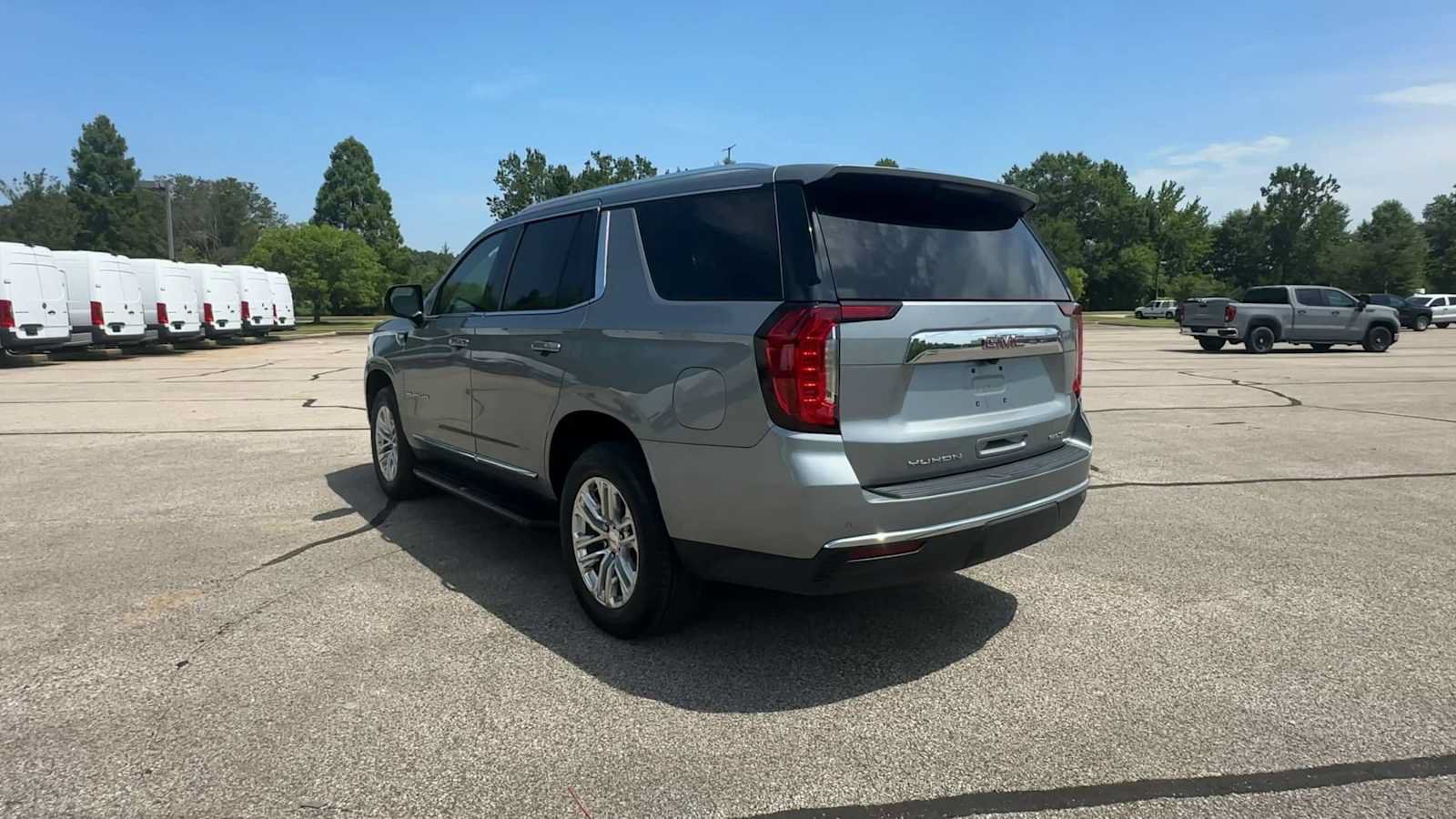 Used 2023 GMC Yukon SLT w/ SLT Luxury Package RWD image 6
