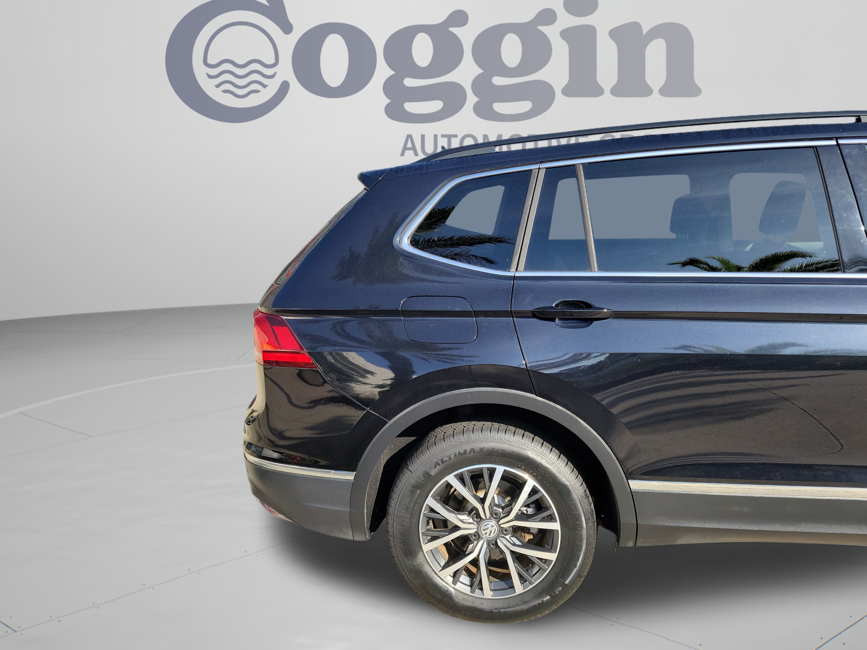 Used 2018 Volkswagen Tiguan SE w/ Panoramic Sunroof Package FWD image 35