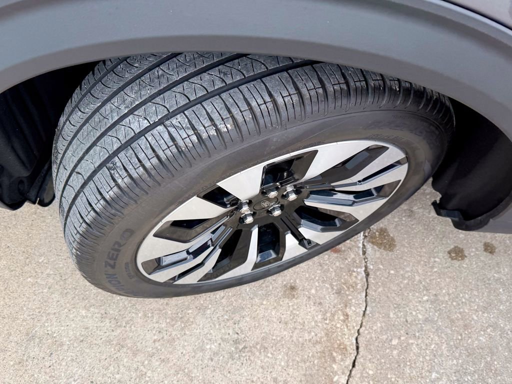 Certified 2025 Ford Explorer Platinum w/ LUX Leather Package image 38