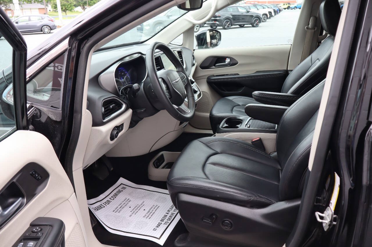 Used 2024 Chrysler Pacifica Touring-L FWD image 6