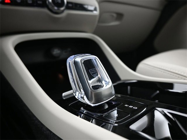 Used 2024 Volvo XC40 B5 Plus image 11