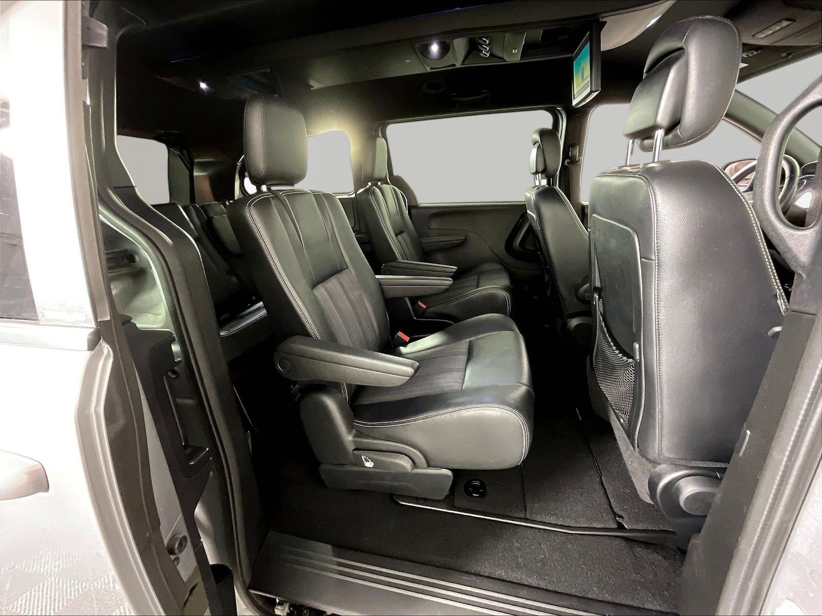 Used 2014 Chrysler Town & Country S FWD image 25