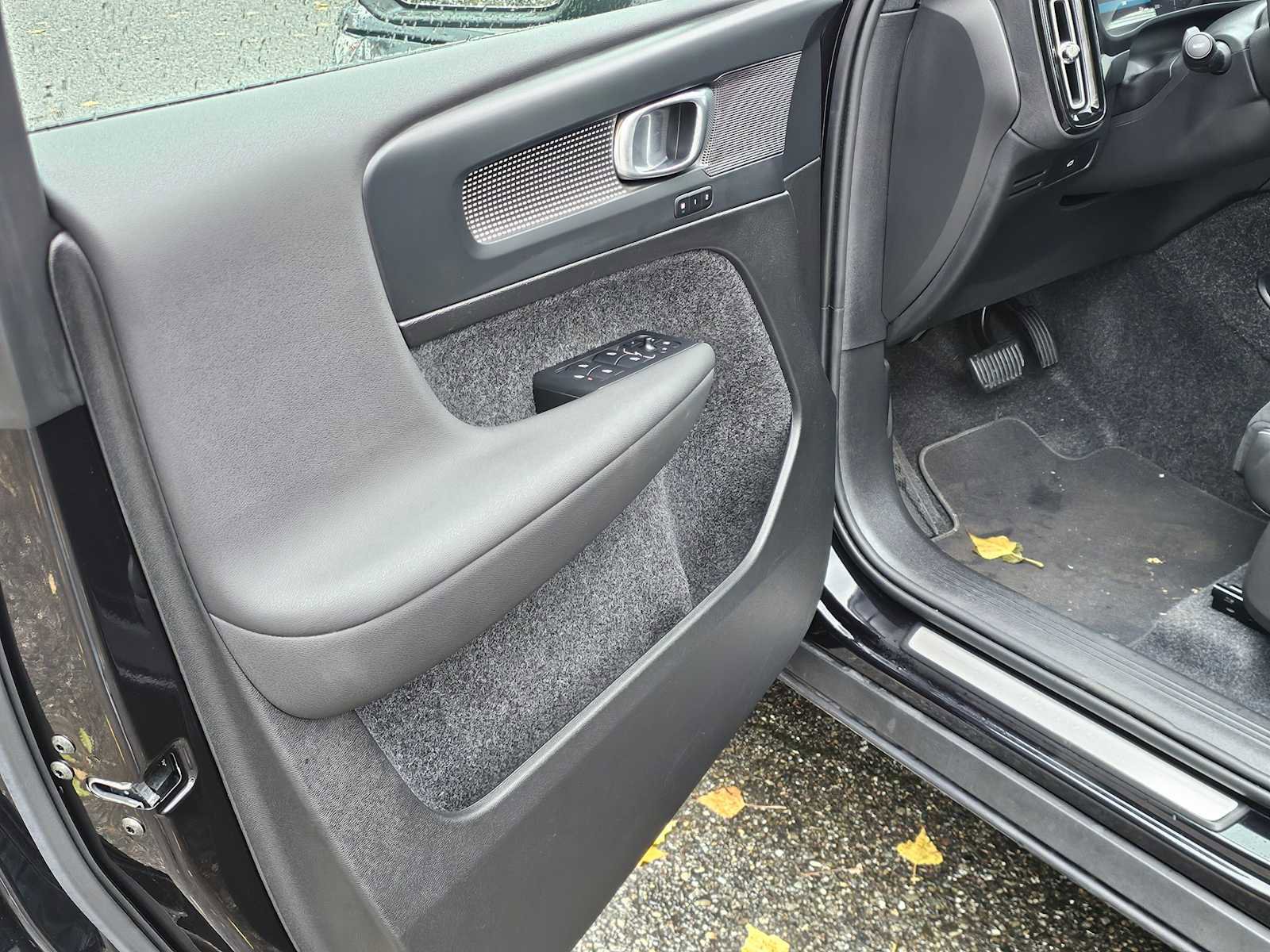 Certified 2025 Volvo XC40 B5 Plus image 20