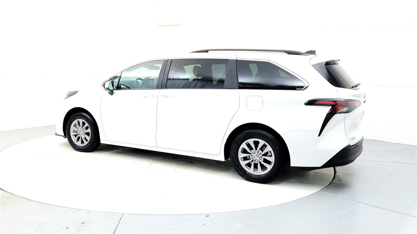 Certified 2024 Toyota Sienna XLE image 4
