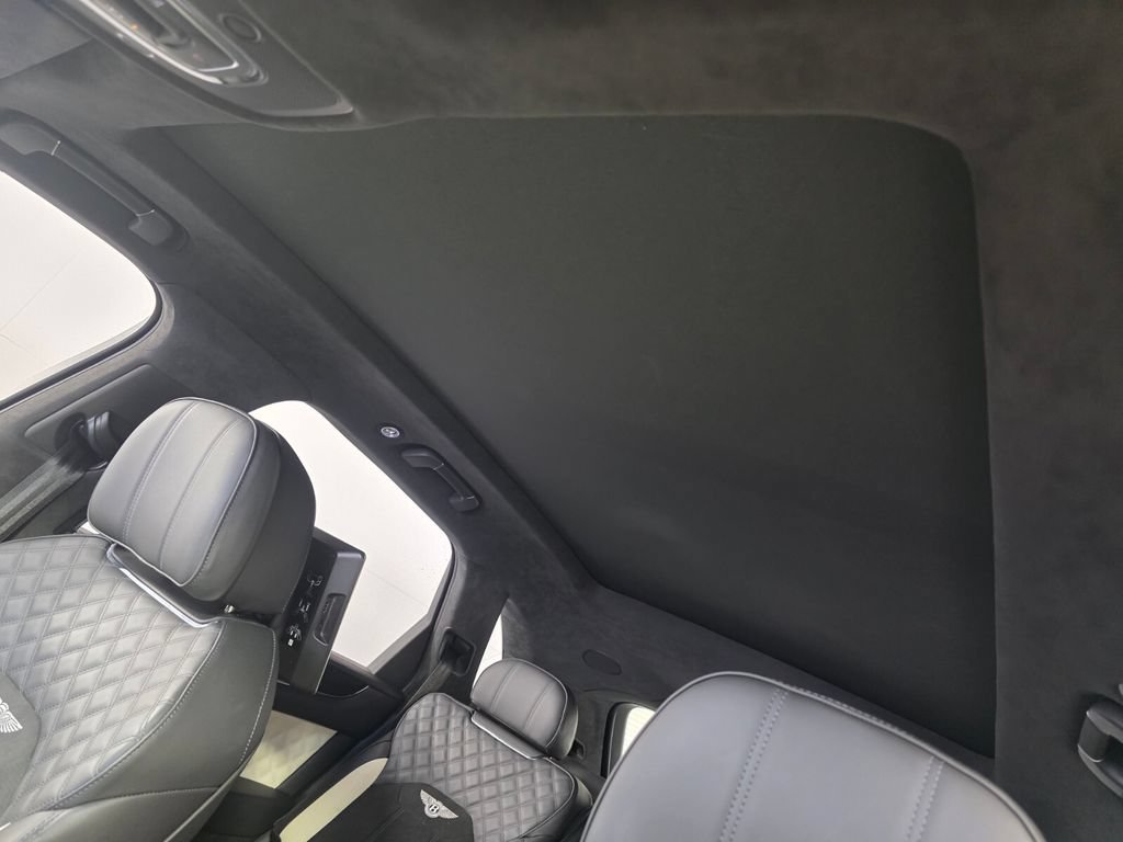 Used 2022 Bentley Bentayga AWD/4WD image 12