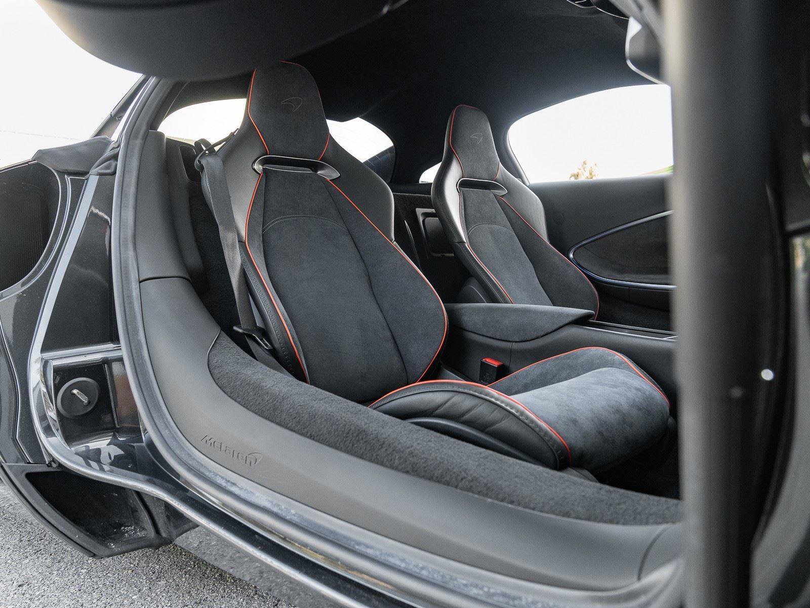 Used 2025 McLaren Artura image 8