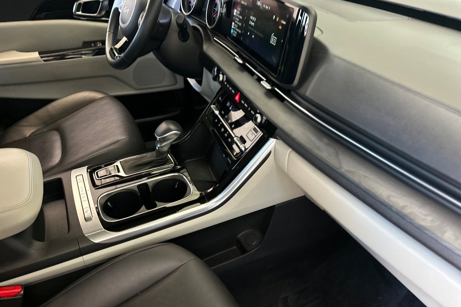 Used 2023 Kia Carnival EX image 18