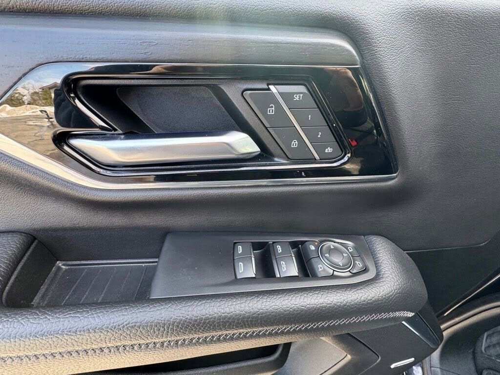 Used 2025 GMC Yukon Denali w/ Sun & Power Step Package image 20