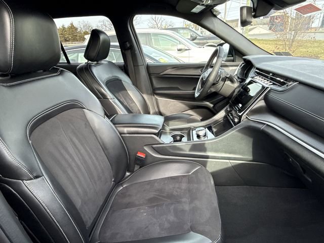 Used 2024 Jeep Grand Cherokee Altitude image 13