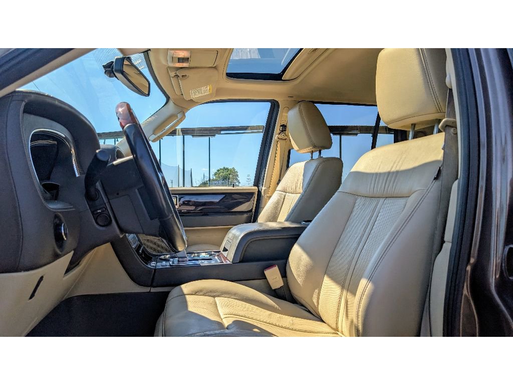 Used 2016 Lincoln Navigator Reserve image 14