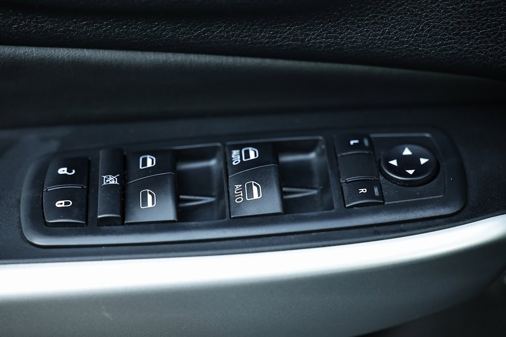 Used 2018 Jeep Cherokee Latitude Plus w/ Comfort/Convenience Group image 16