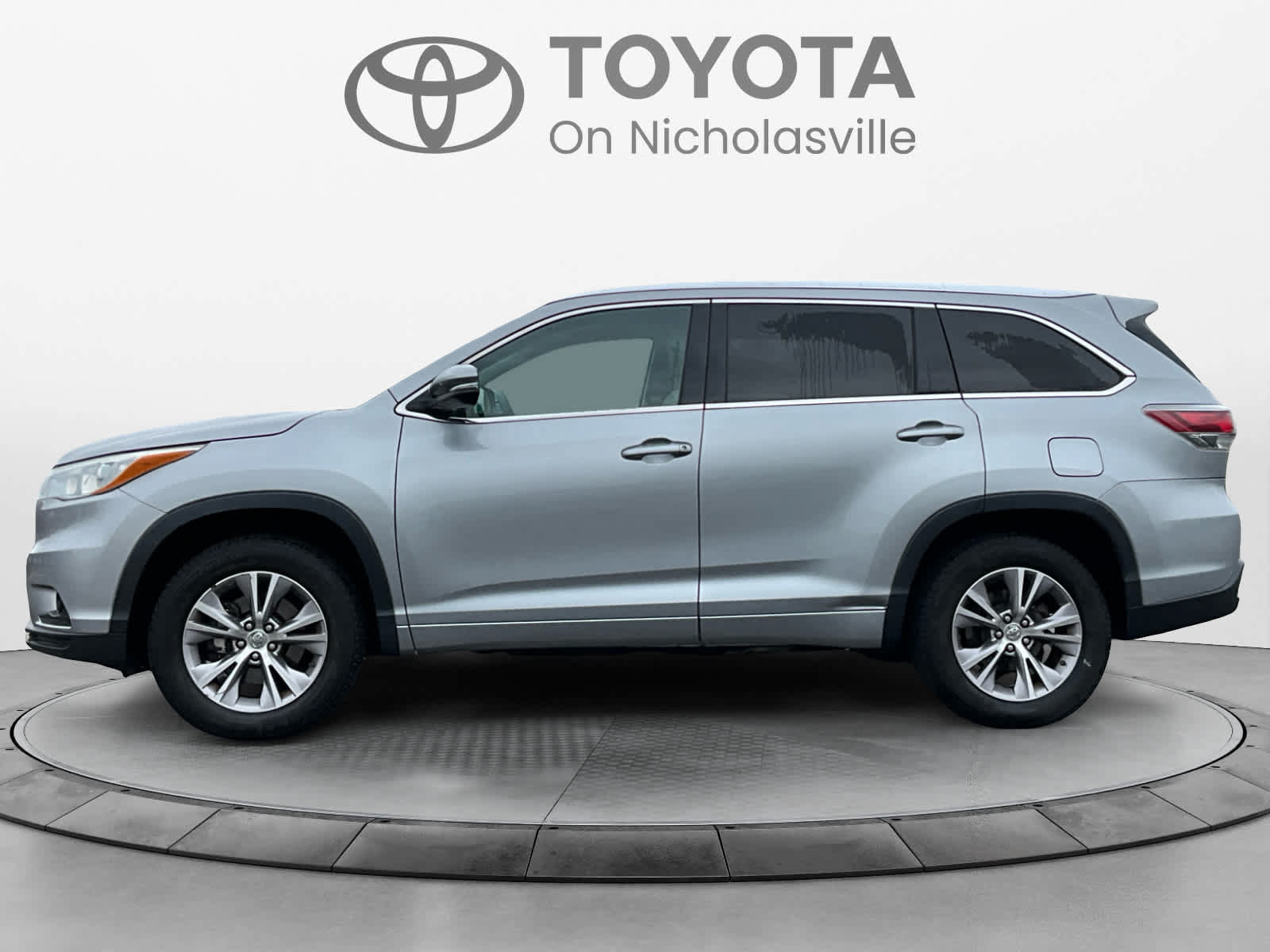Used 2015 Toyota Highlander XLE FWD image 2