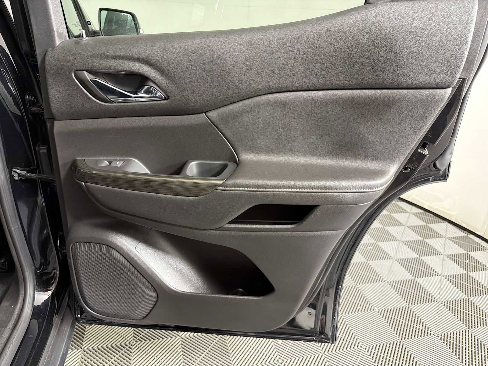 Used 2023 GMC Acadia SLT image 14