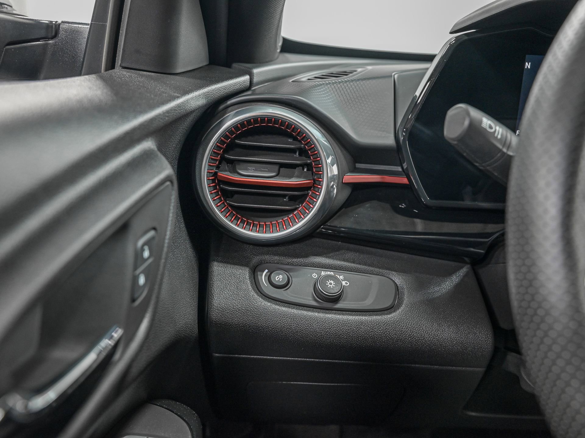 Used 2025 Chevrolet Trax RS w/ Sunroof Package image 17