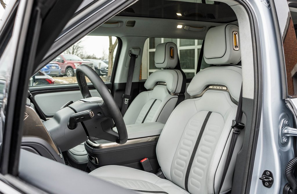 Used 2024 Rivian R1S Adventure image 7
