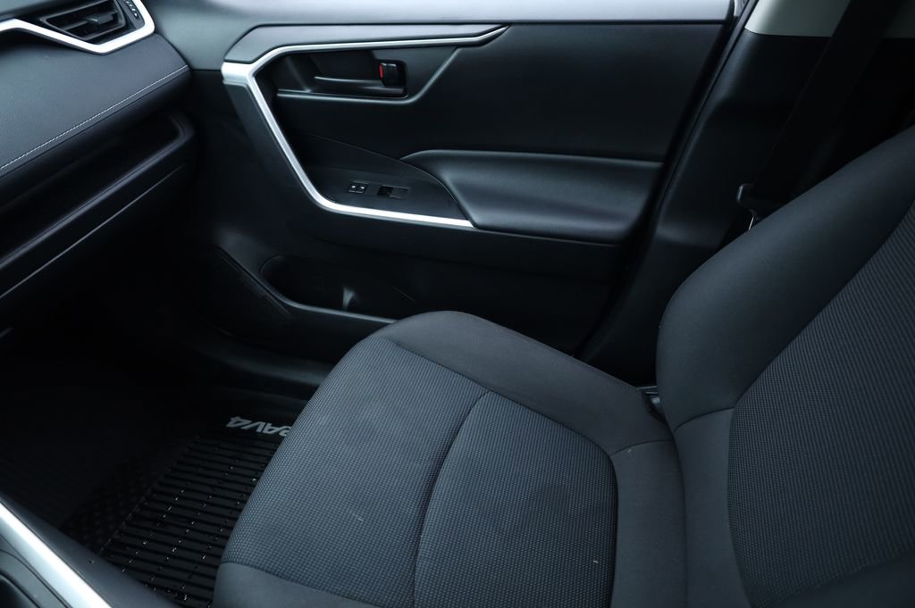 Used 2021 Toyota RAV4 LE image 33