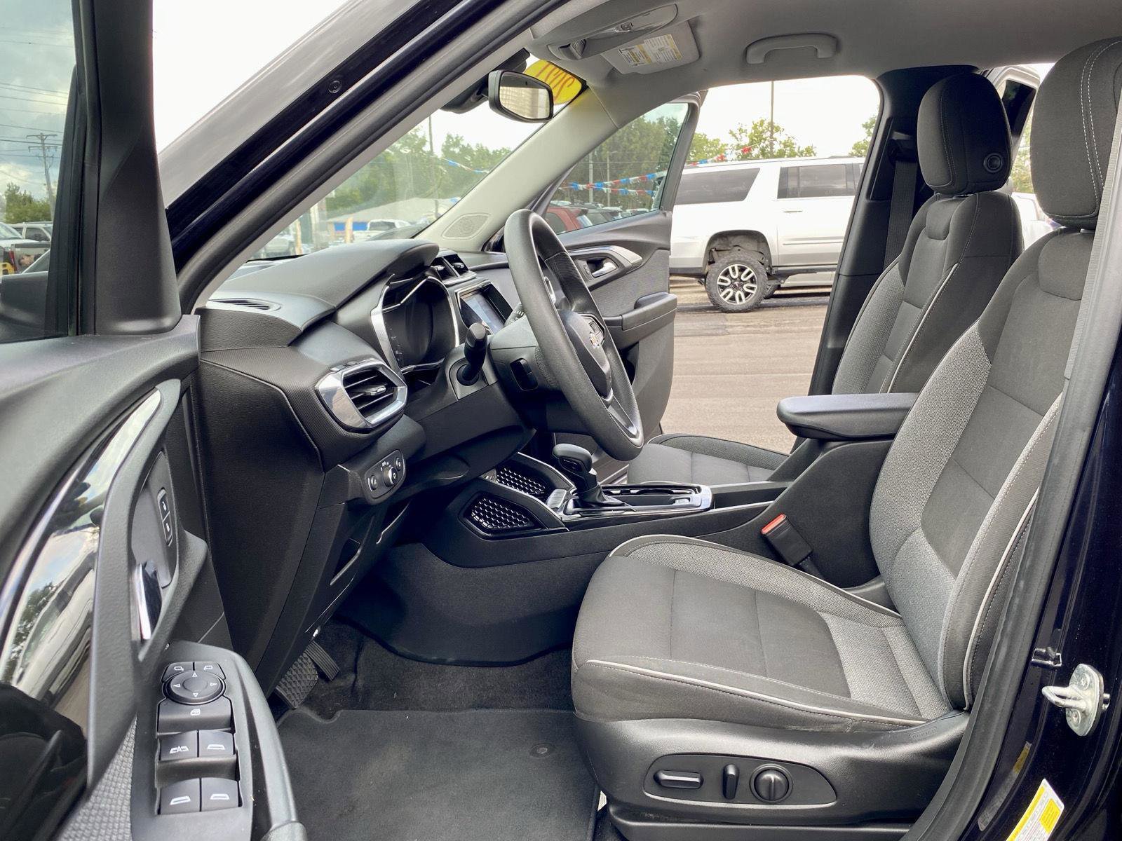Used 2021 Chevrolet TrailBlazer LT w/ Convenience Package FWD image 2