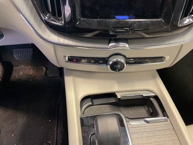 Used 2023 Volvo XC60 B5 Plus image 12