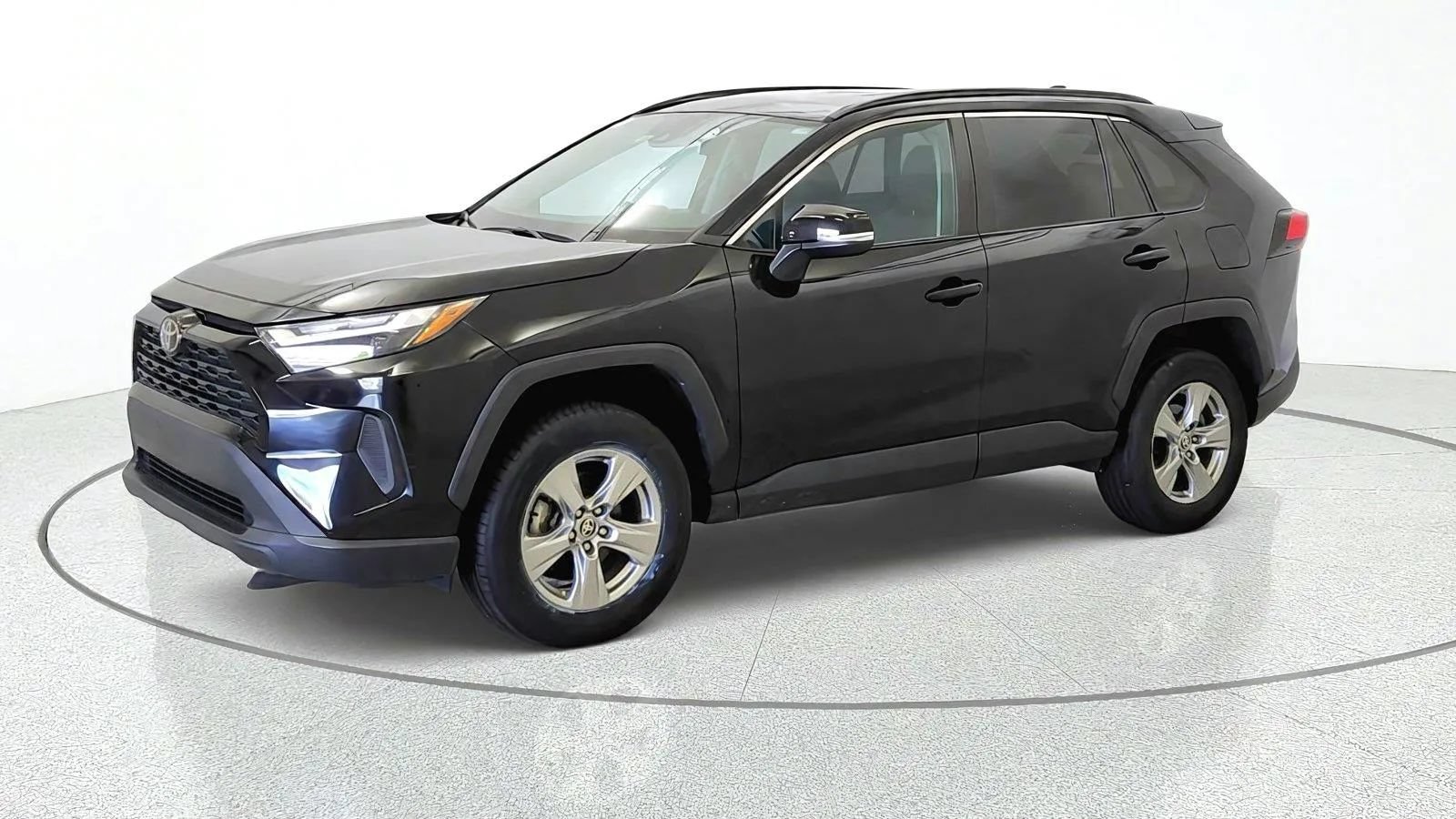 Used 2024 Toyota RAV4 XLE FWD image 4