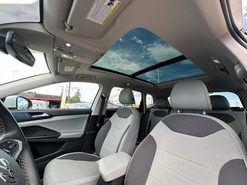 Used 2022 Volkswagen Taos SE w/ Panoramic Sunroof Package AWD/4WD image 17