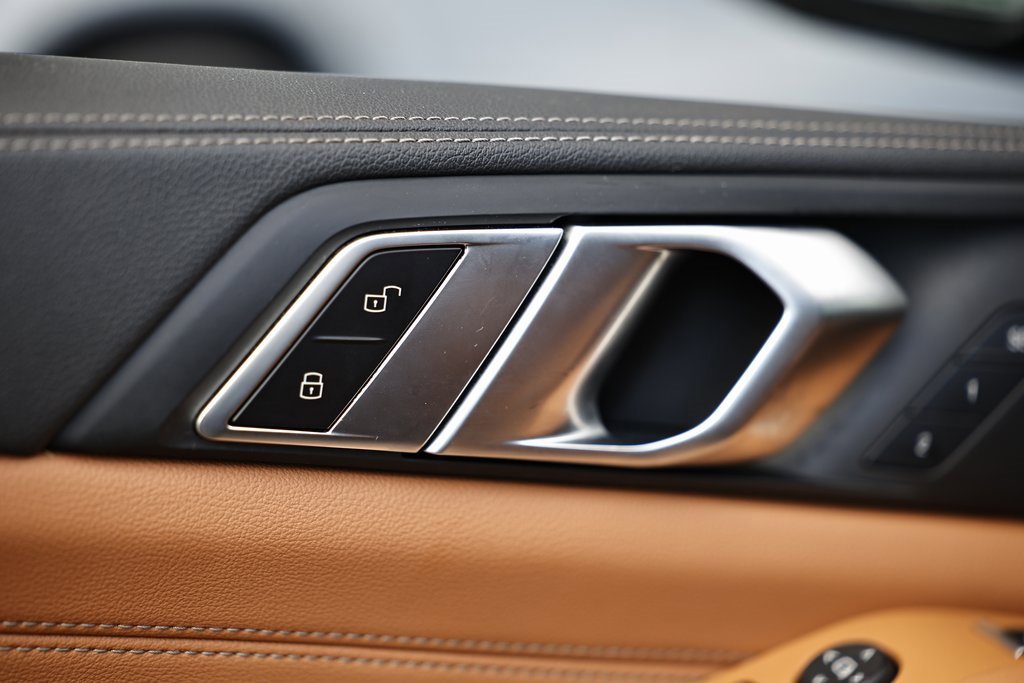 Used 2022 BMW X5 xDrive40i w/ M Sport Package image 16