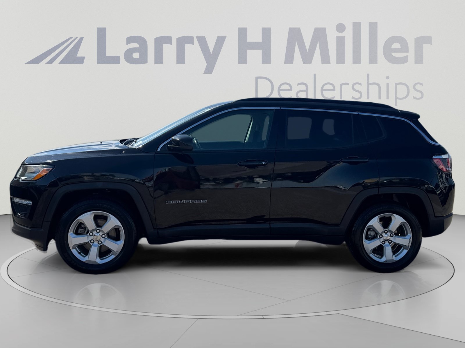 Used 2018 Jeep Compass Latitude w/ Popular Equipment Group FWD image 2