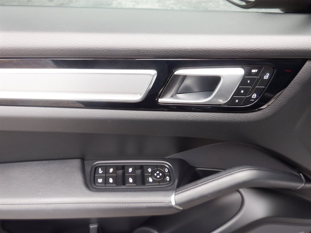 Used 2023 Porsche Cayenne Platinum Edition AWD/4WD image 19