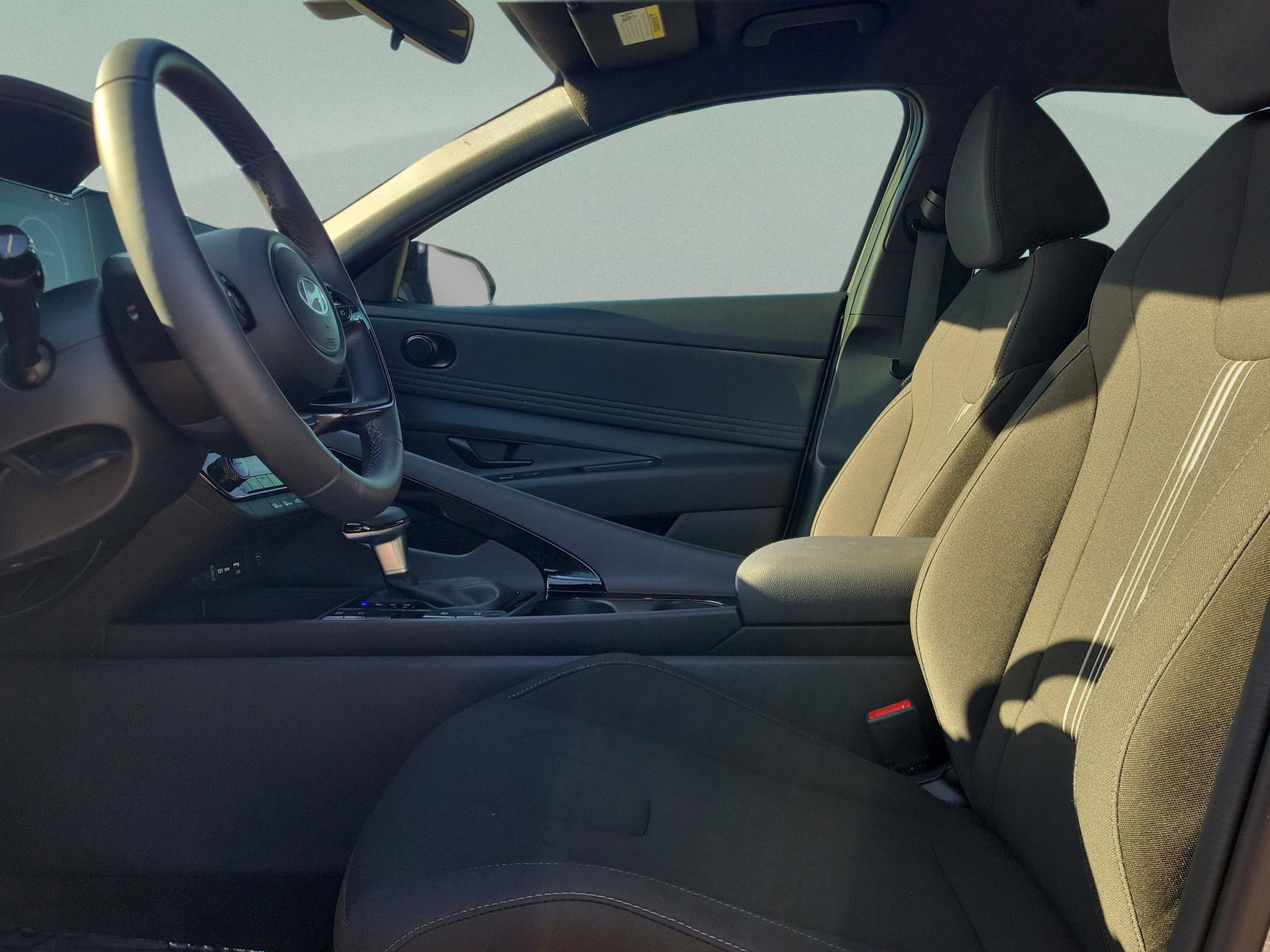 Used 2025 Hyundai Elantra SEL image 19