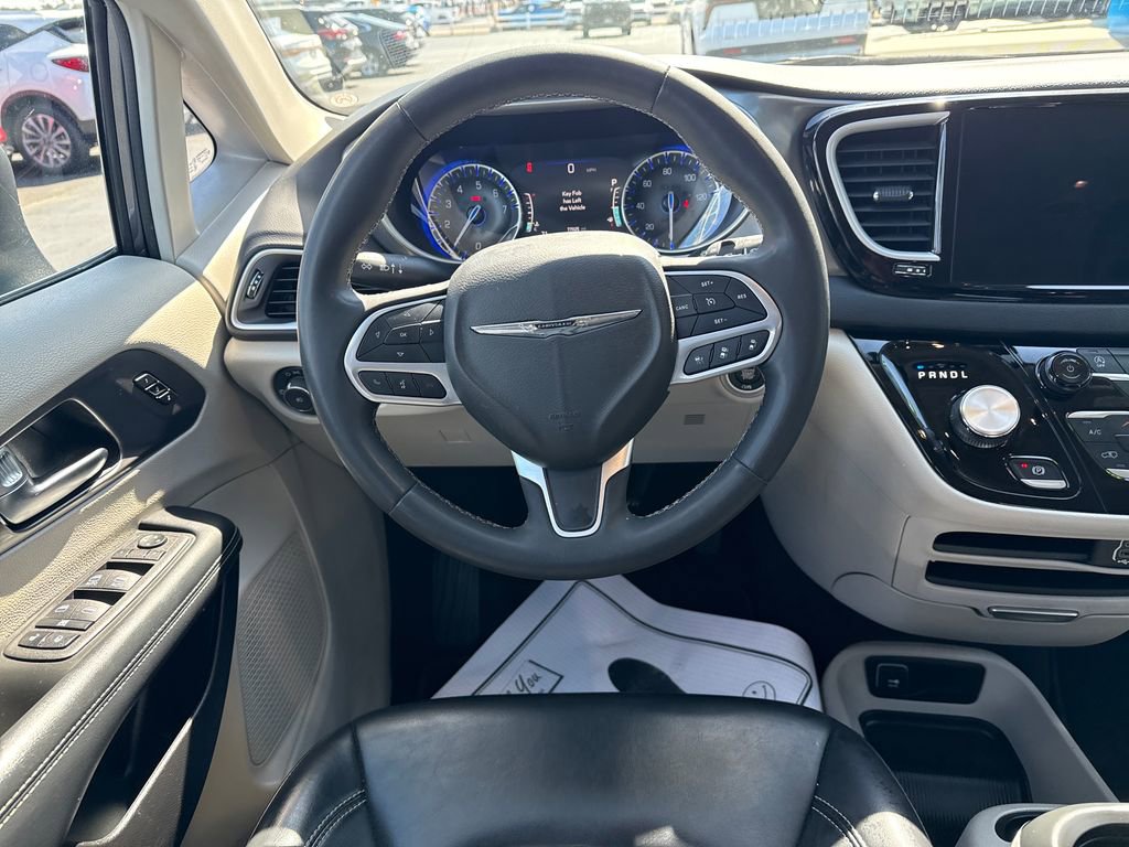 Used 2023 Chrysler Pacifica Touring-L image 16