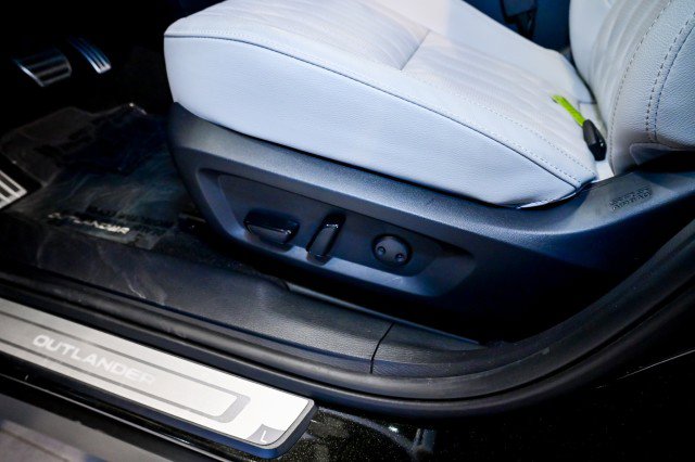 Used 2025 Mitsubishi Outlander AWD image 18