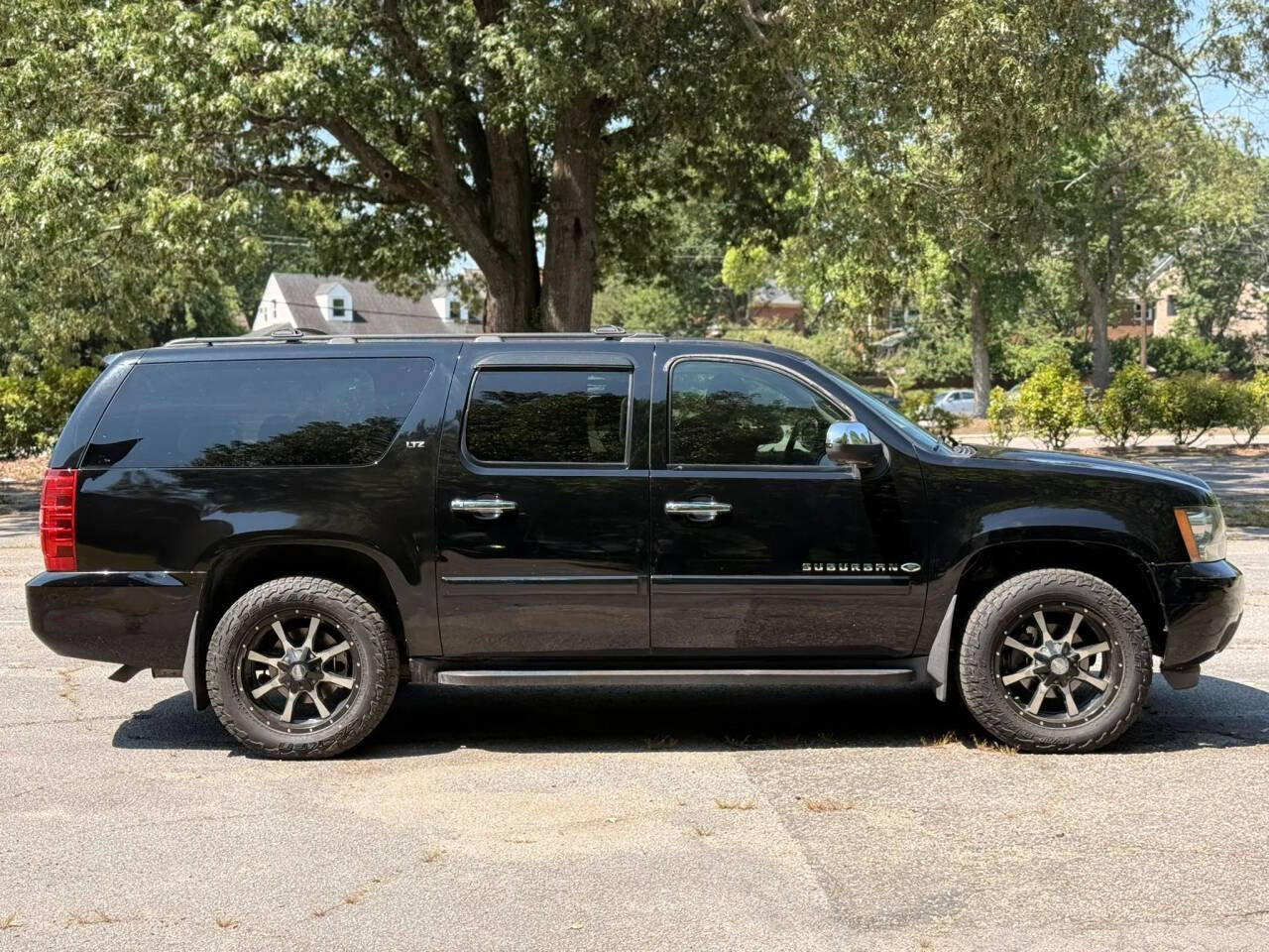 Used 2007 Chevrolet Suburban LTZ w/ LTZ Preferred Equipment Group AWD/4WD image 6