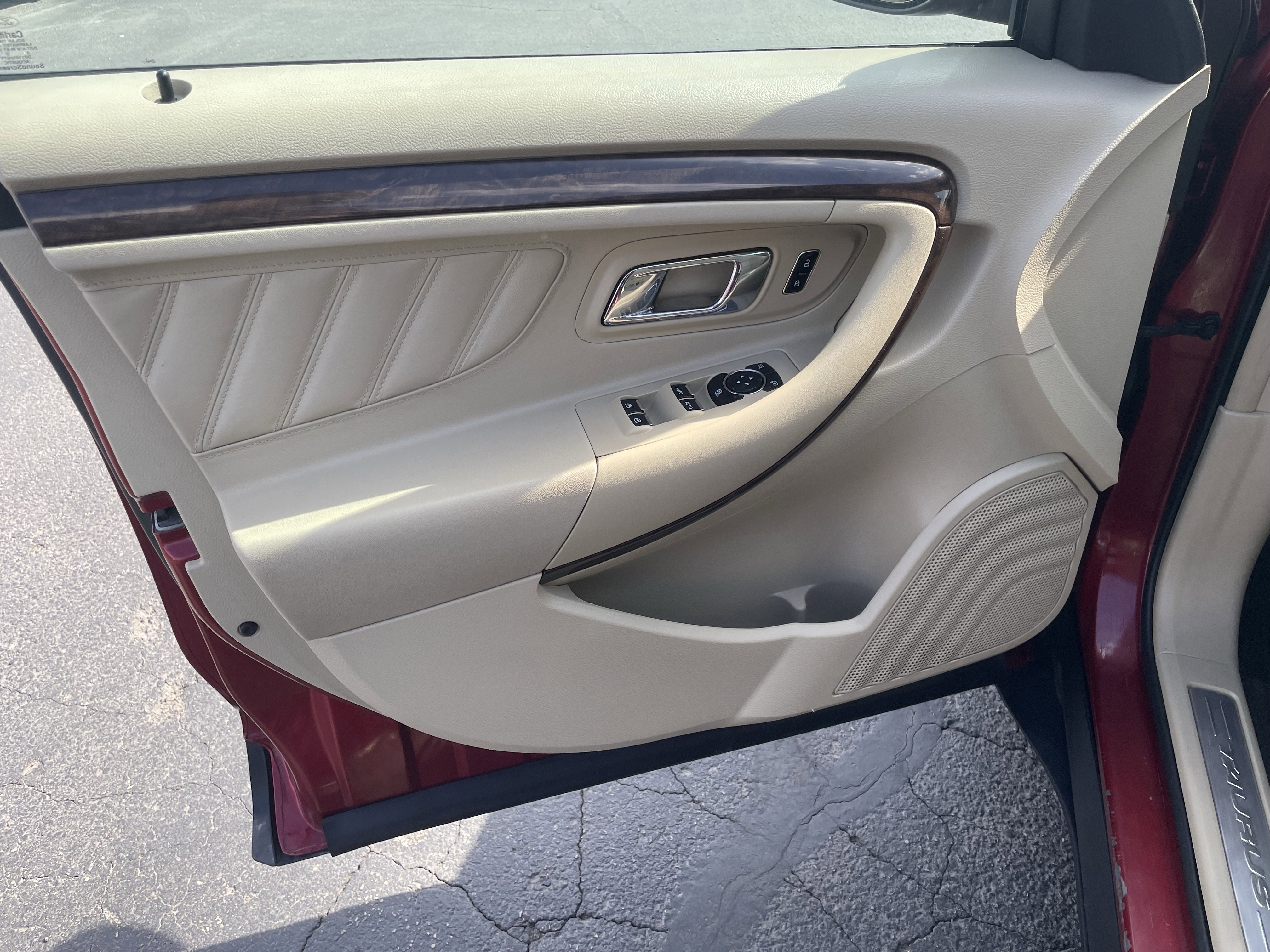 Used 2013 Ford Taurus Limited FWD image 11