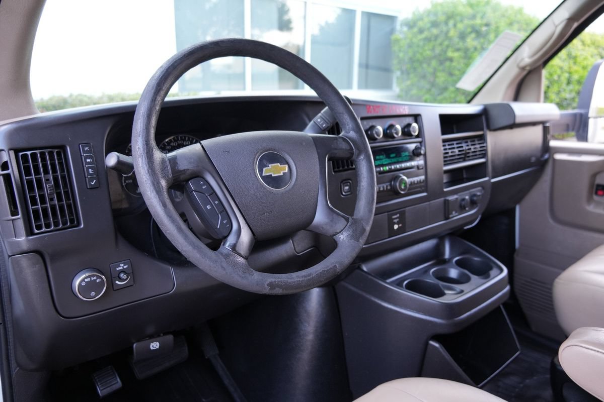 Used 2015 Chevrolet Express 4500 RWD image 6