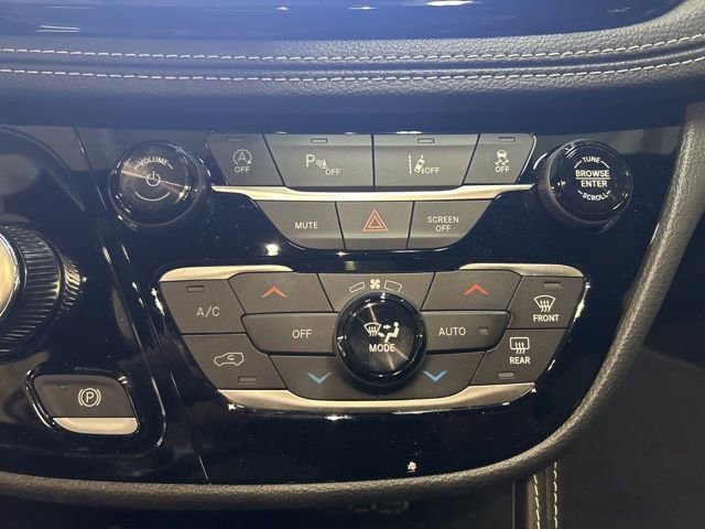 Used 2025 Chrysler Pacifica Limited image 23