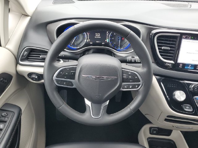 Used 2023 Chrysler Pacifica Touring-L FWD image 13