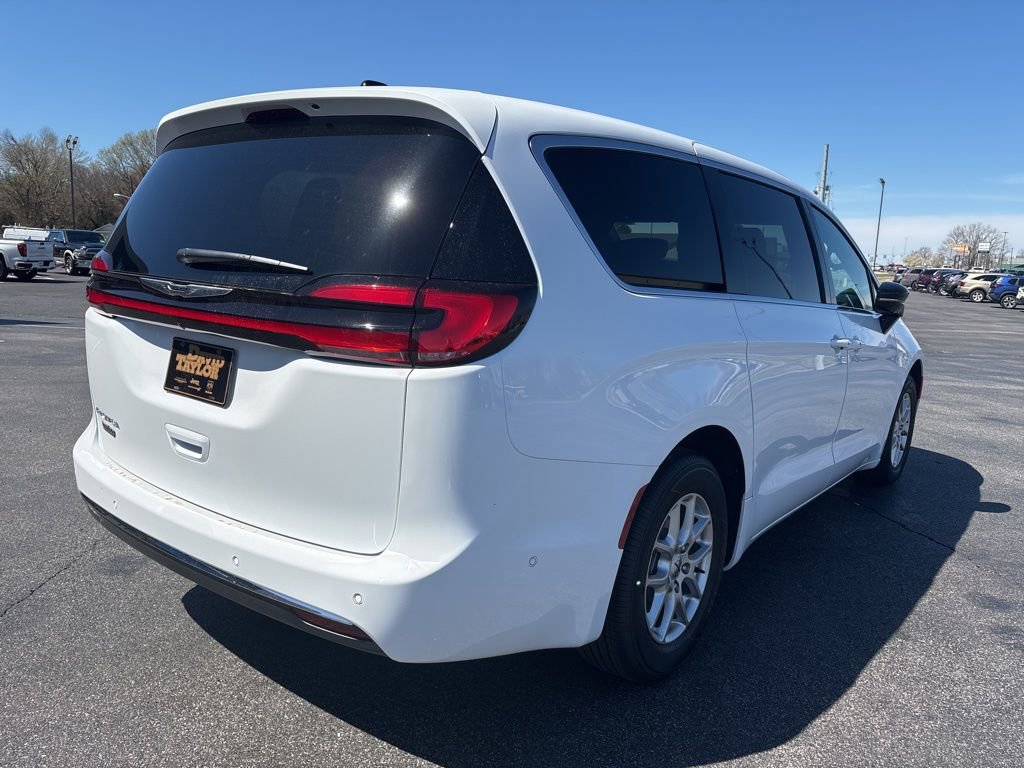 New 2025 Chrysler Pacifica Select image 6
