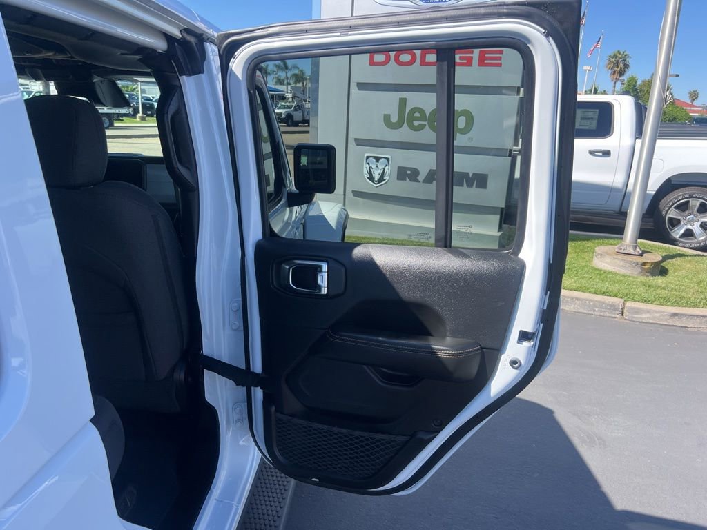 Used 2025 Jeep Wrangler Unlimited Sahara AWD/4WD image 30