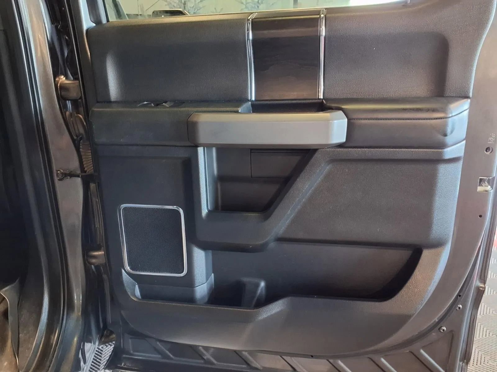 Used 2019 Ford F150 Platinum w/ Equipment Group 701A Luxury AWD/4WD image 11