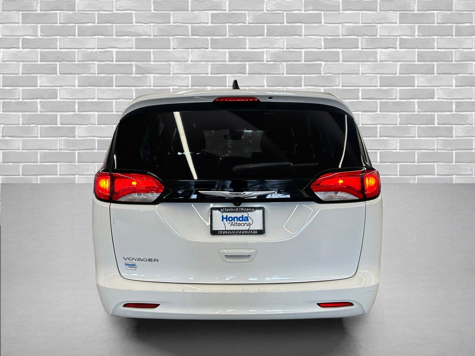 Used 2023 Chrysler Voyager LX image 4