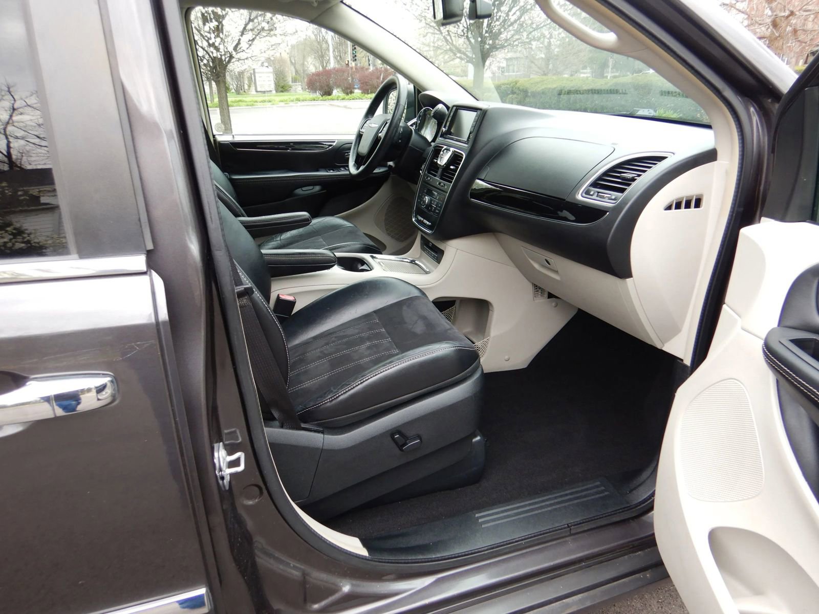 Used 2016 Chrysler Town & Country Limited FWD image 18