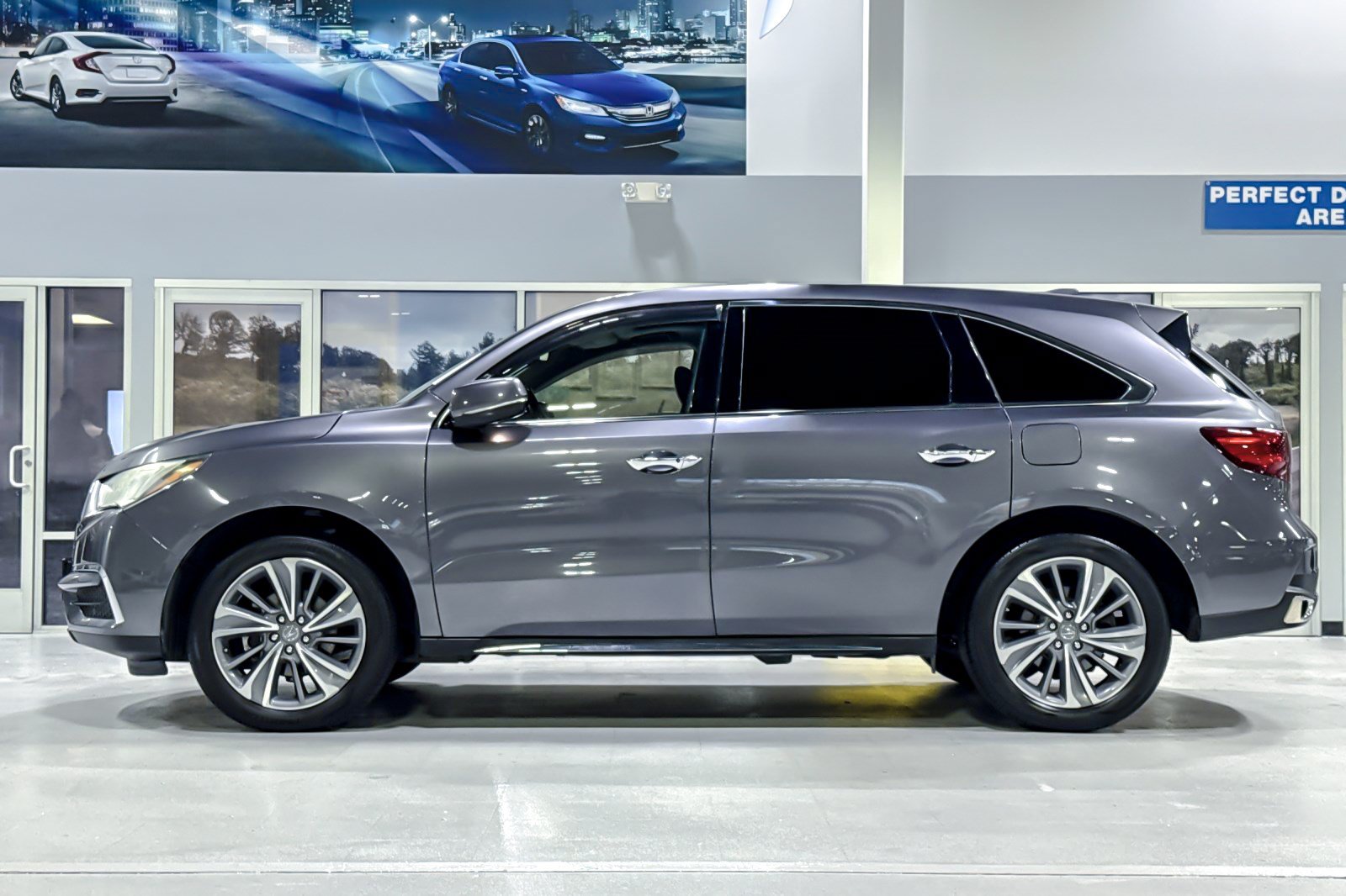 Used 2018 Acura MDX w/ Technology Package FWD image 2