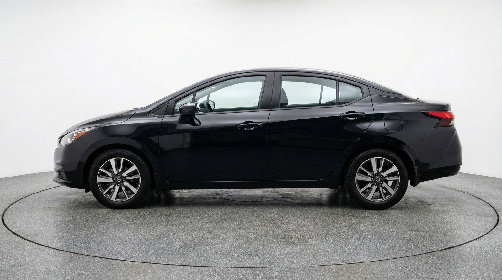Used 2025 Nissan Versa SV image 5