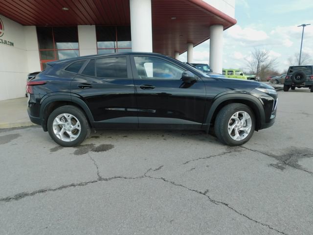 Used 2024 Chevrolet Trax LS w/ LS Convenience Package image 29