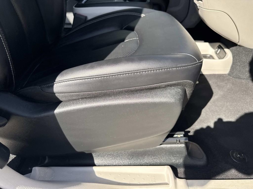 Used 2024 Chrysler Pacifica Touring-L image 12