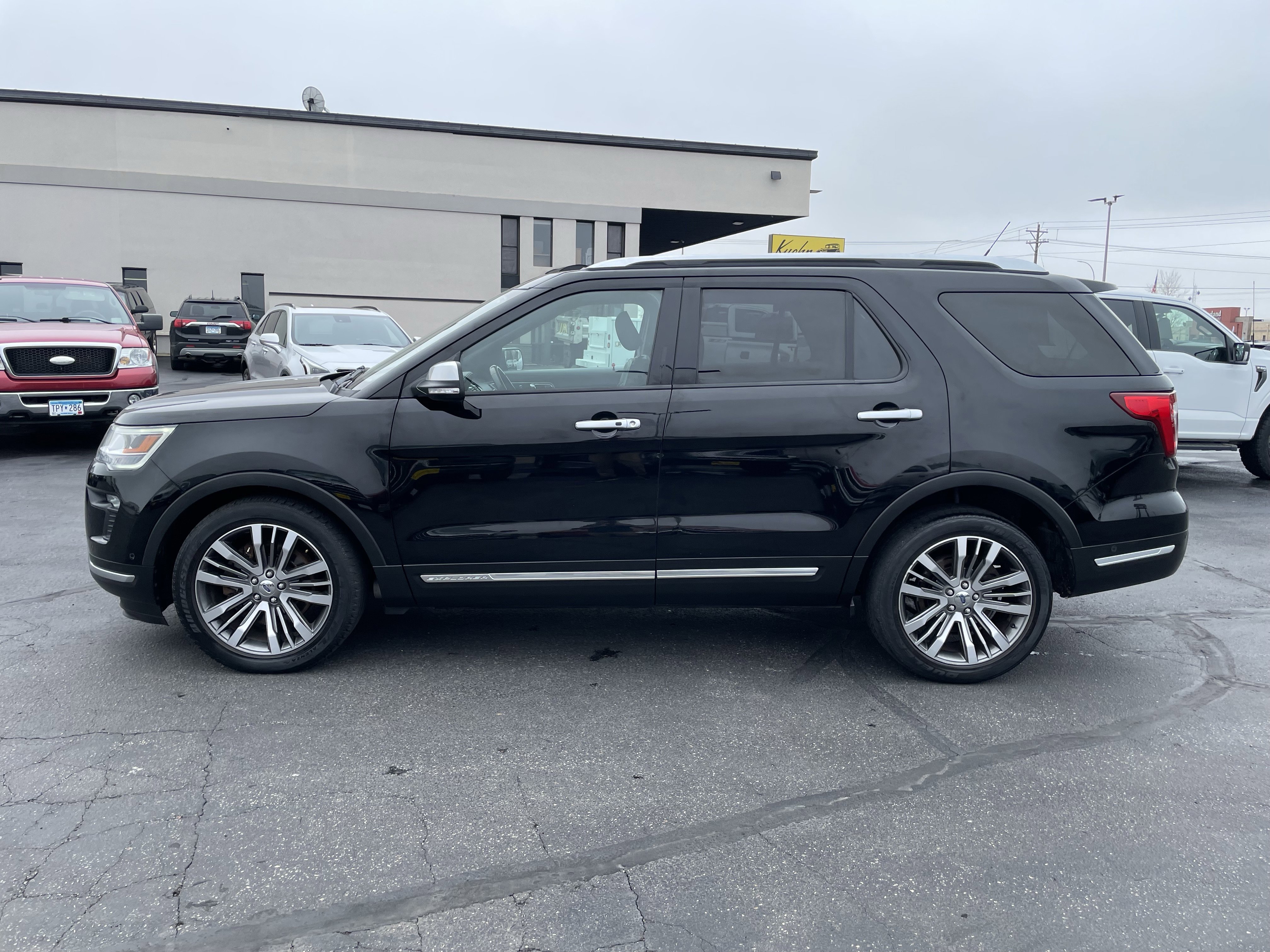 Used 2018 Ford Explorer Platinum AWD/4WD image 5