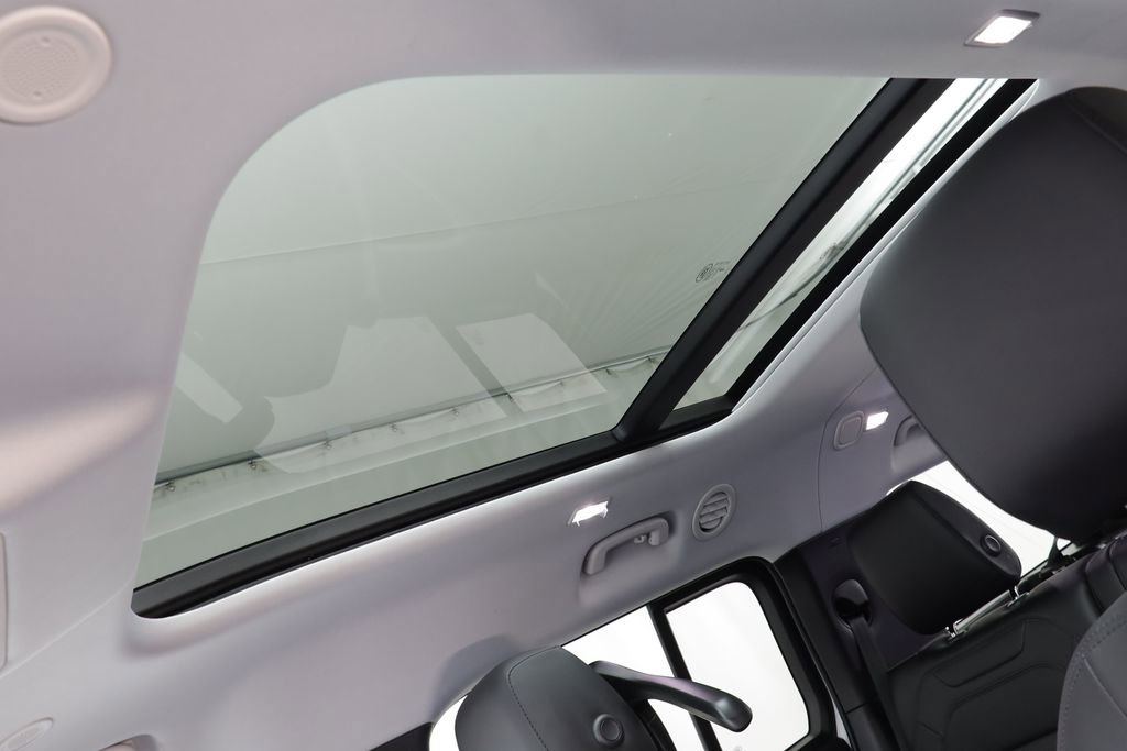 Used 2025 Land Rover Defender 130 S image 14