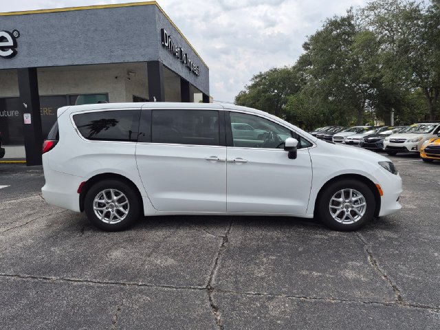Used 2023 Chrysler Voyager LX FWD image 4