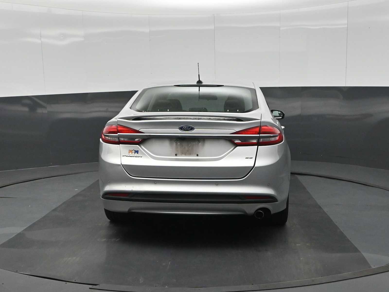 Used 2018 Ford Fusion SE w/ Equipment Group 201A FWD image 8