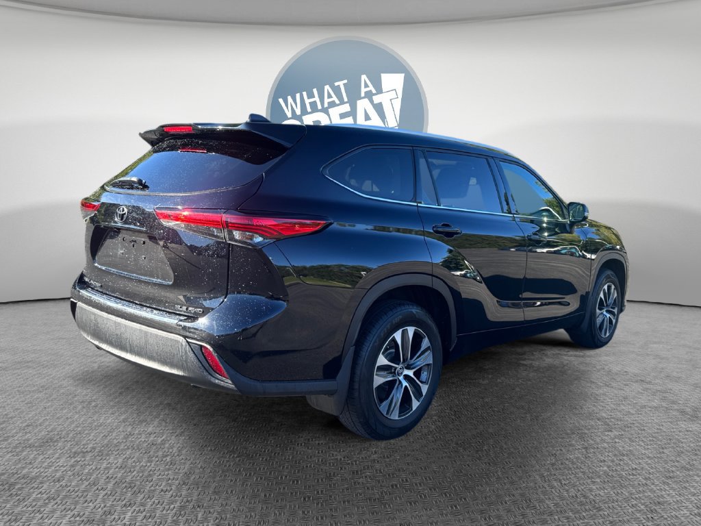 Used 2022 Toyota Highlander XLE AWD/4WD image 3