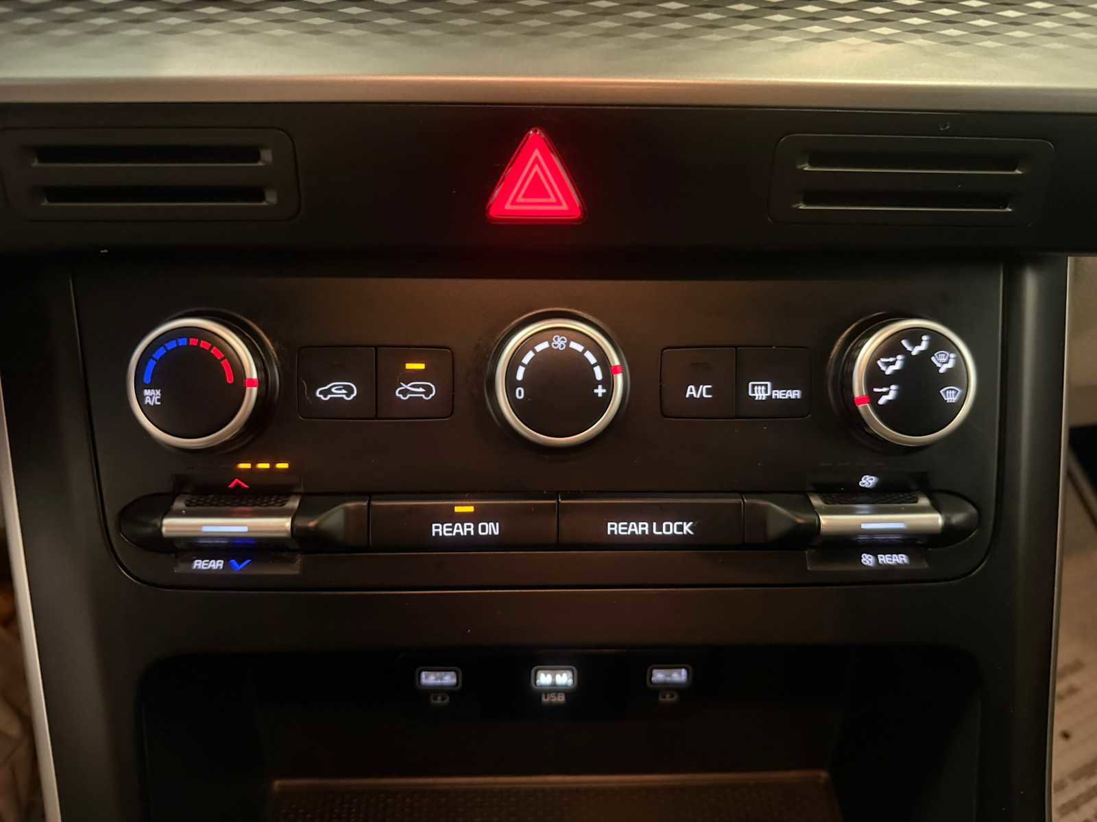 Used 2024 Kia Carnival LX FWD image 31